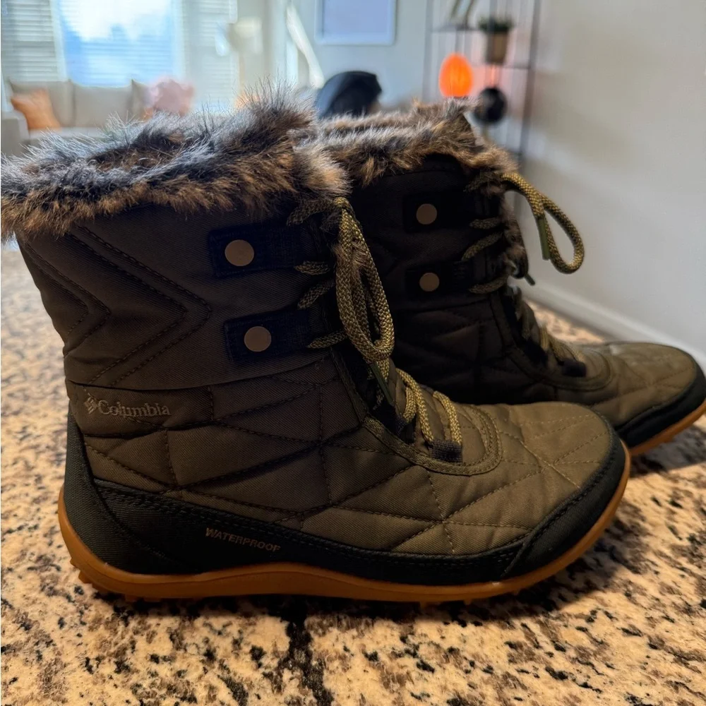 Columbia Women's Olive Green Quilted Waterproof Winter Boots with Faux Fur